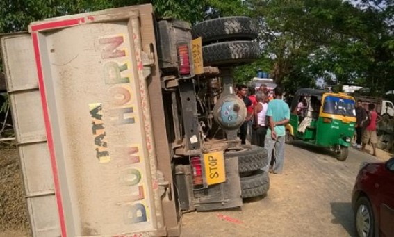 Udaipur : One injured after loaded tripper over turned
